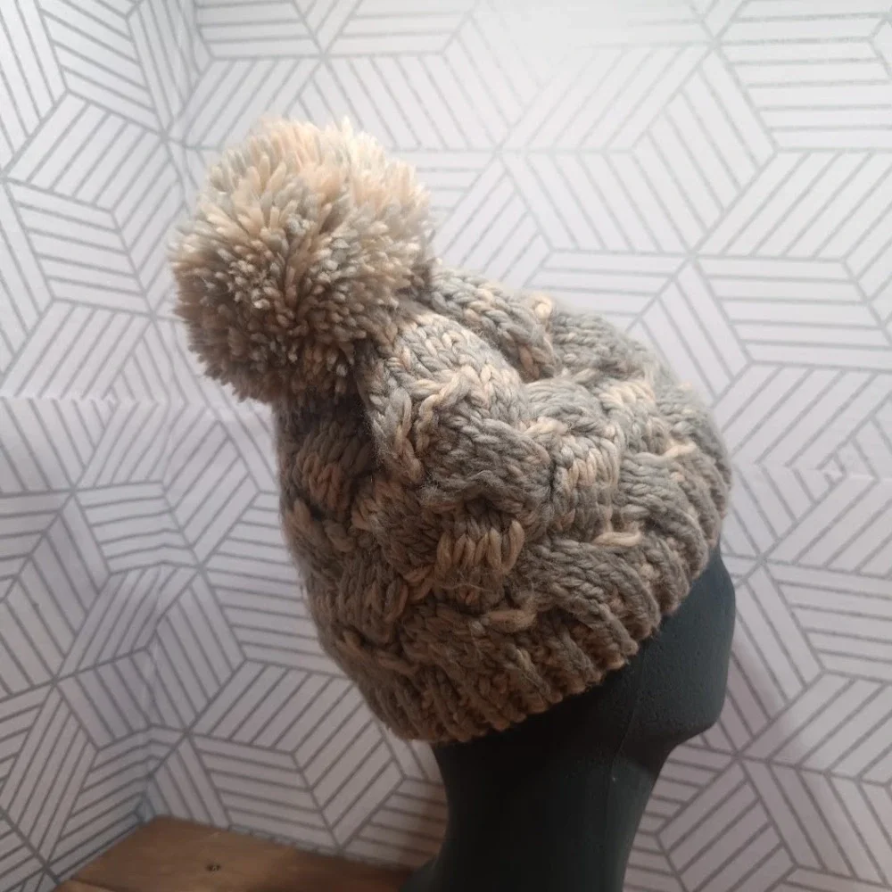 Forever 21 Cozy Chunky Knit Pom-Pom Gray & Tan Winter Warm Cable Knit Beanie Hat